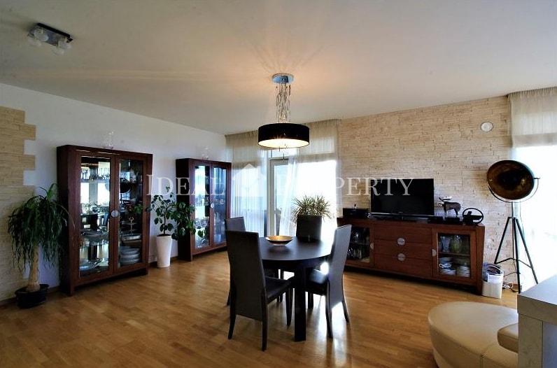 We offer for rent a spacious five rooms apartment in the project Skanstes virsotnes