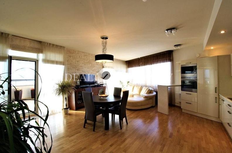 We offer for rent a spacious five rooms apartment in the project Skanstes virsotnes