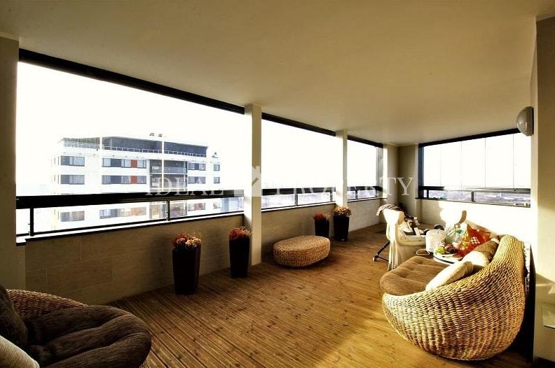 We offer for rent a spacious five rooms apartment in the project Skanstes virsotnes