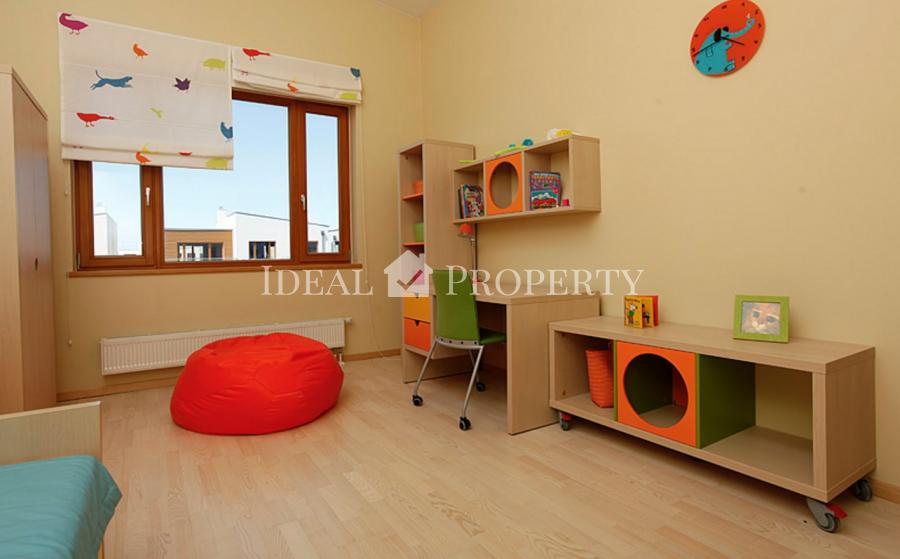 Солнечный, полностью меблированный таунхаус в поселке Салиена