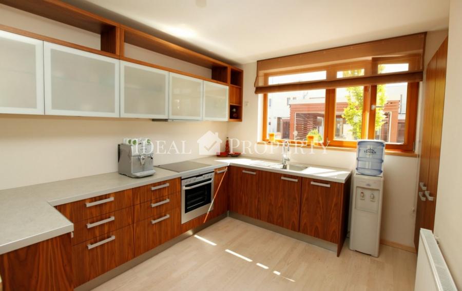 Солнечный, полностью меблированный таунхаус в поселке Салиена