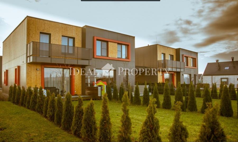 Сдается полностью меблированный практичный таунхаус с тремя спальнями.