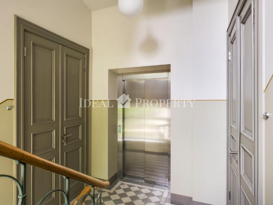 On the 4th floor there is large apartment, with balconies oriented to all cardinal points. 