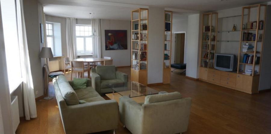 For sale an elegant spaciuos apartment in the embassy district.