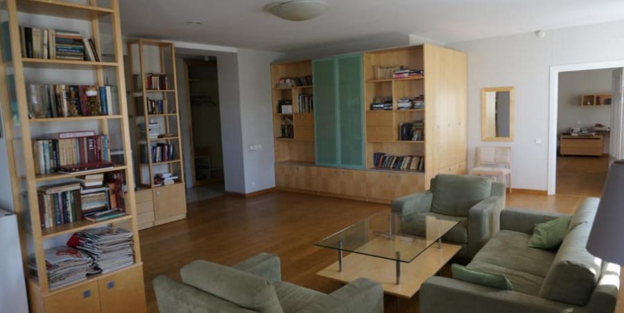 For sale an elegant spaciuos apartment in the embassy district.