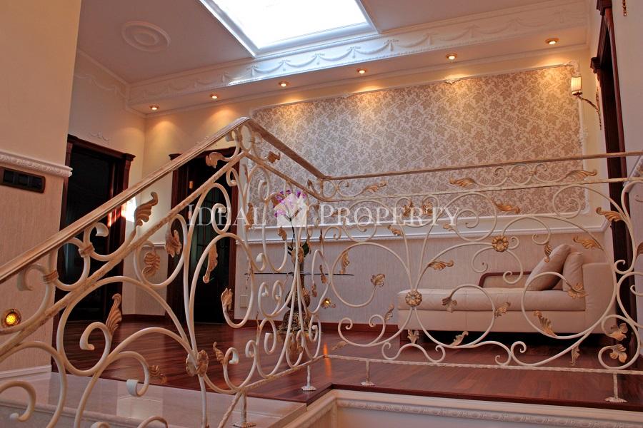 Piedāvājam nomai un pārdošanai privātmāju Zolitude.