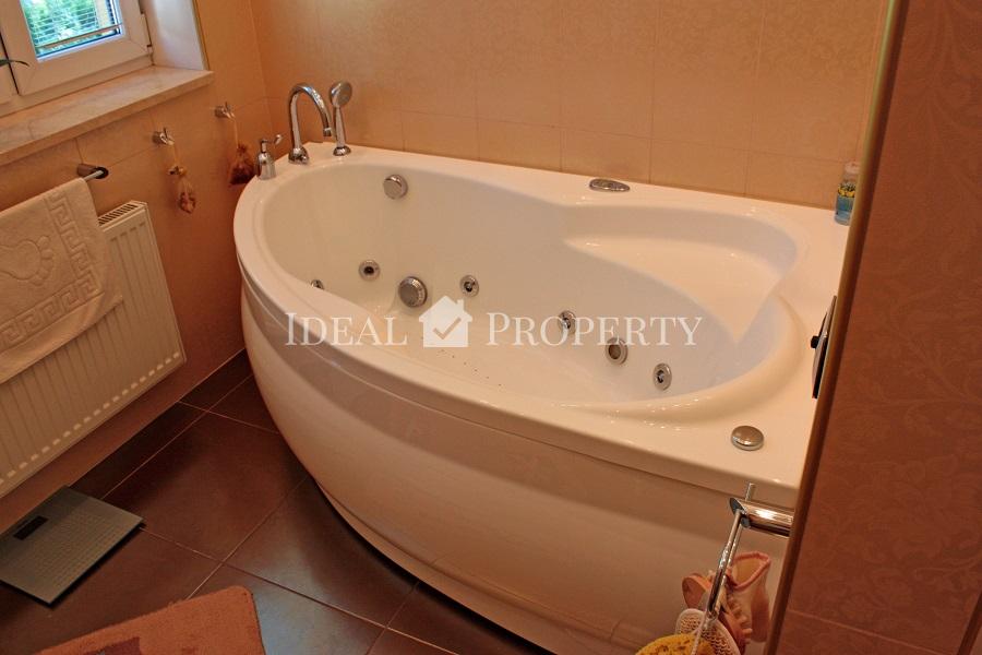 Piedāvājam nomai un pārdošanai privātmāju Zolitude.