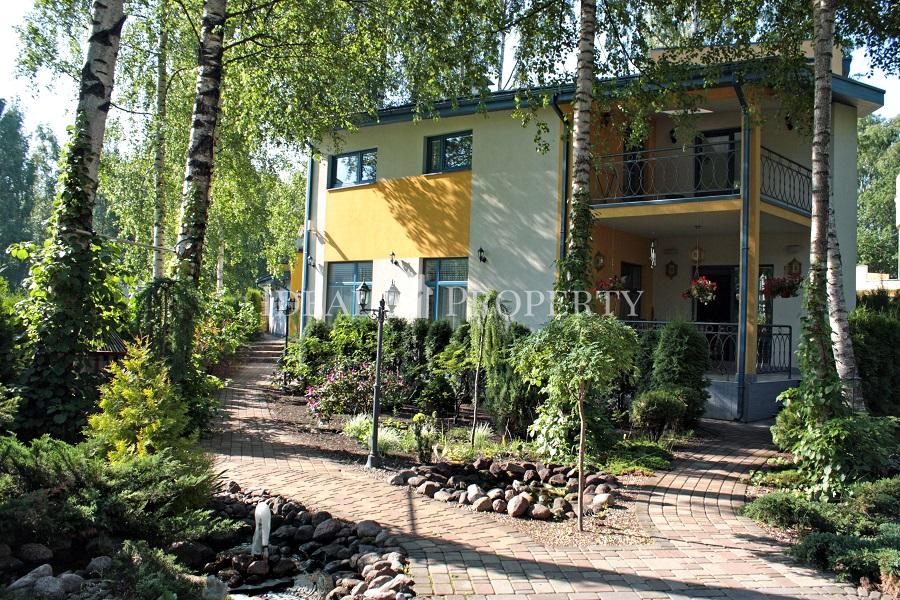 Piedāvājam nomai un pārdošanai privātmāju Zolitude.