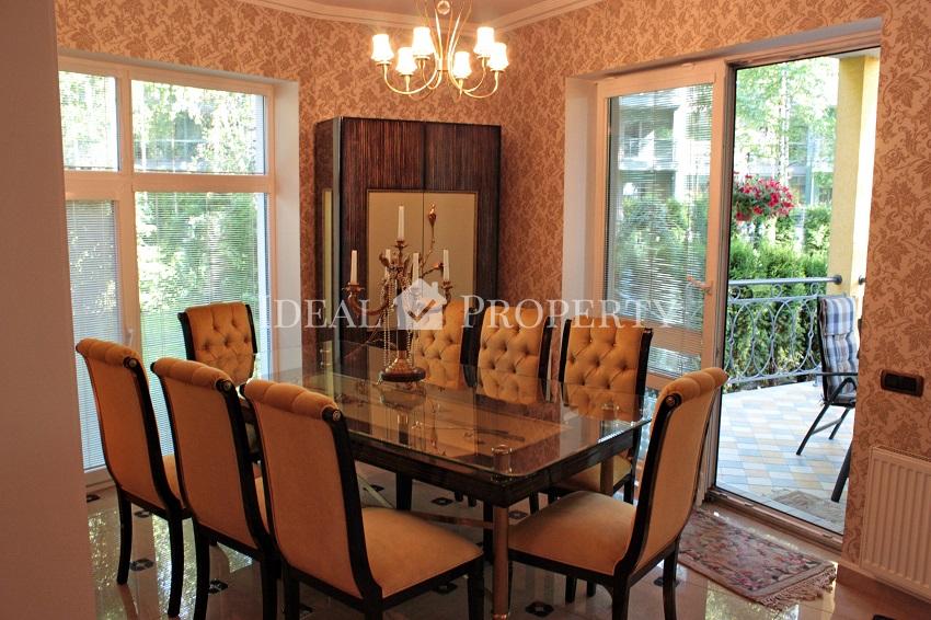 Piedāvājam nomai un pārdošanai privātmāju Zolitude.