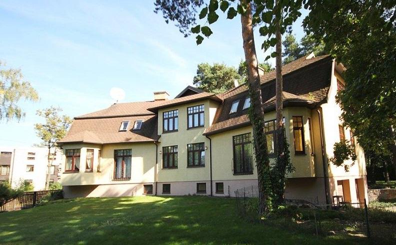 We offer for sale a twin house in Mezaparks on Pēterupės Street.