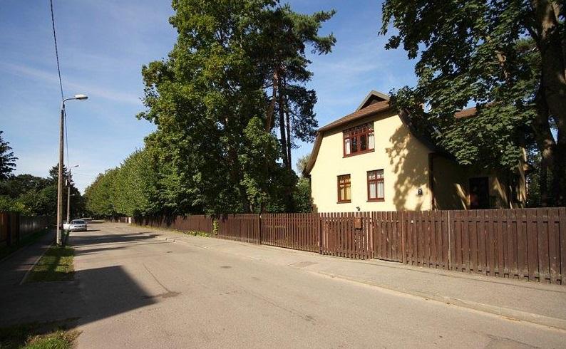 We offer for sale a twin house in Mezaparks on Pēterupės Street.