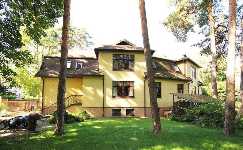 We offer for sale a twin house in Mezaparks on Pēterupės Street.