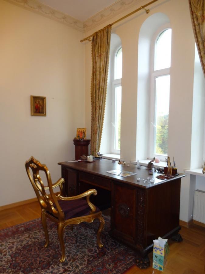 Exclusive apartment with a view of the park in the historic center for sale.