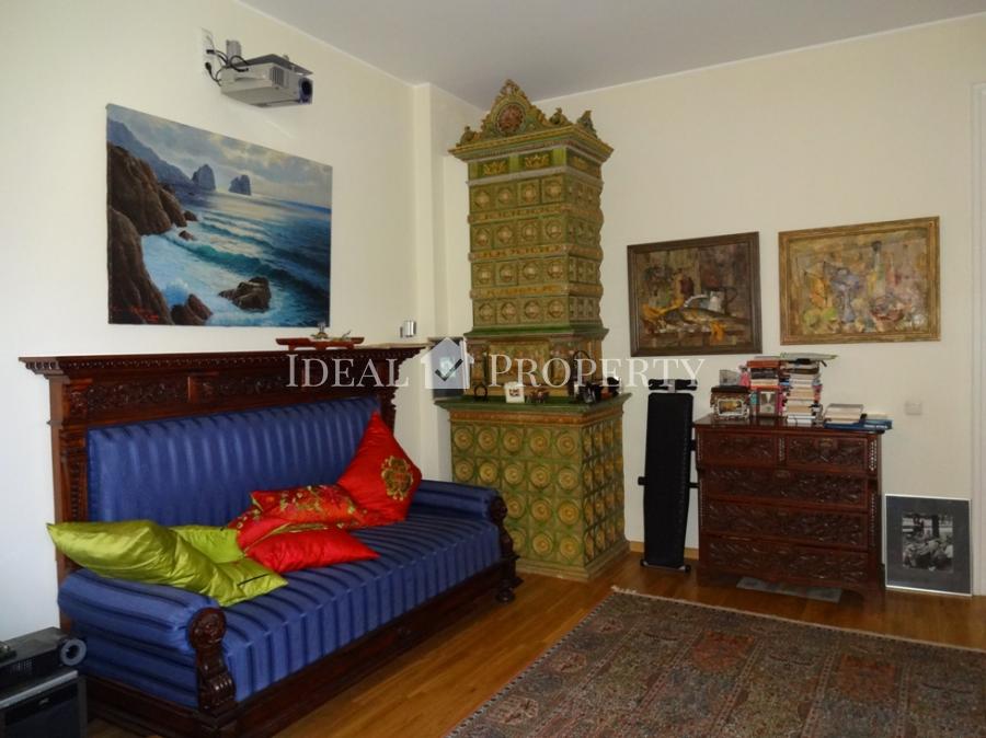 Exclusive apartment with a view of the park in the historic center for sale.