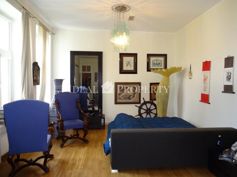 Exclusive apartment with a view of the park in the historic center for sale.