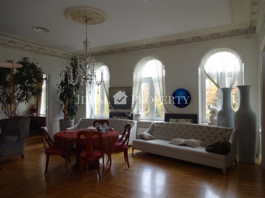 Exclusive apartment with a view of the park in the historic center for sale.