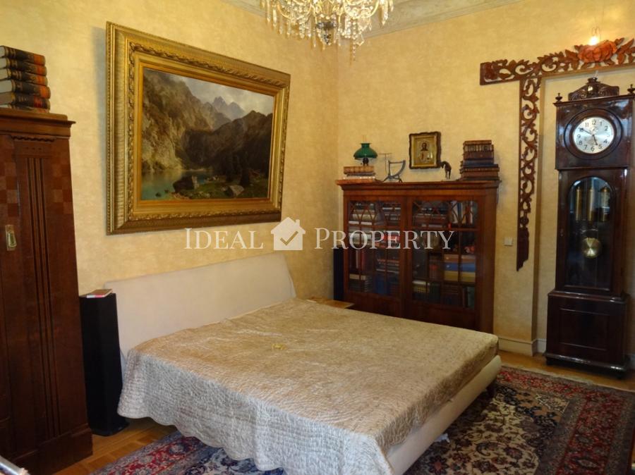 Exclusive apartment with a view of the park in the historic center for sale.