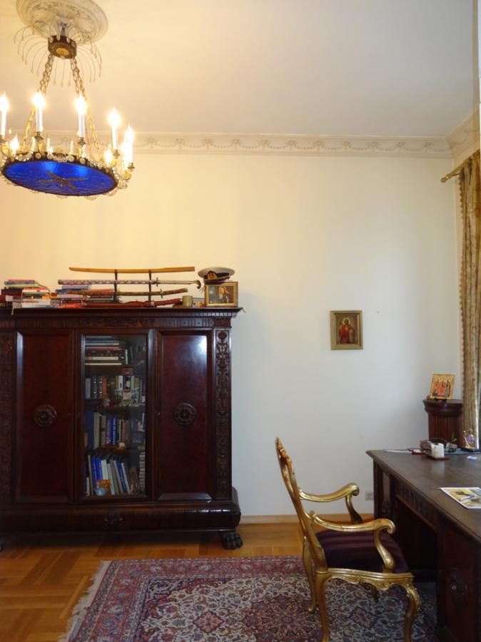 Exclusive apartment with a view of the park in the historic center for sale.