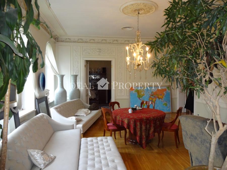 Exclusive apartment with a view of the park in the historic center for sale.