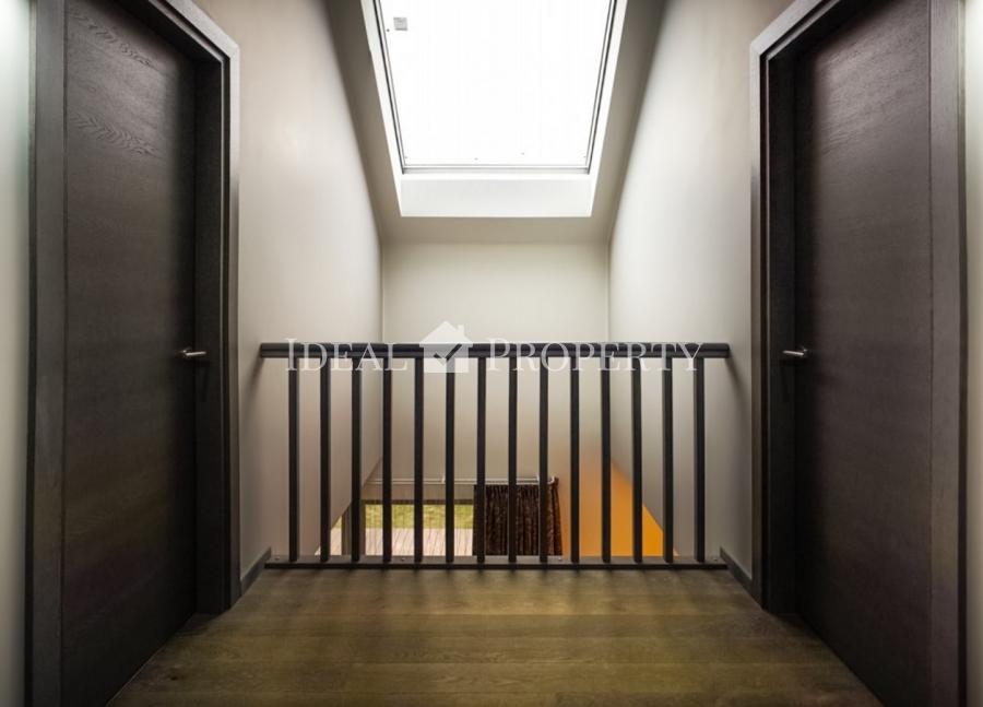 We are offering a luxurious two-storey villa with a complete Premium finish.