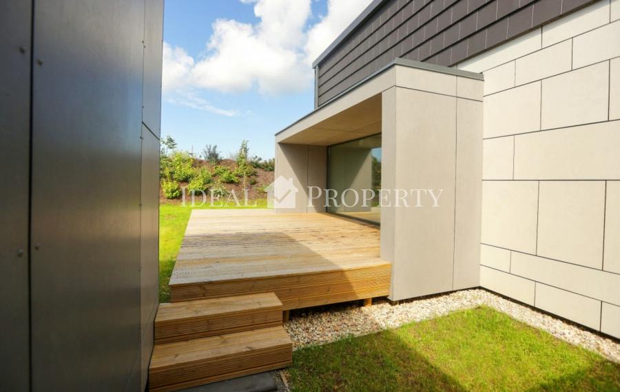 We are offering a luxurious two-storey villa with a complete Premium finish.