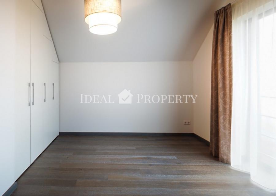 We are offering a luxurious two-storey villa with a complete Premium finish.