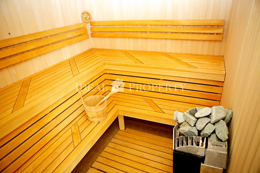 On the shore of the lake  for sale A mansion with direct access to the lake.