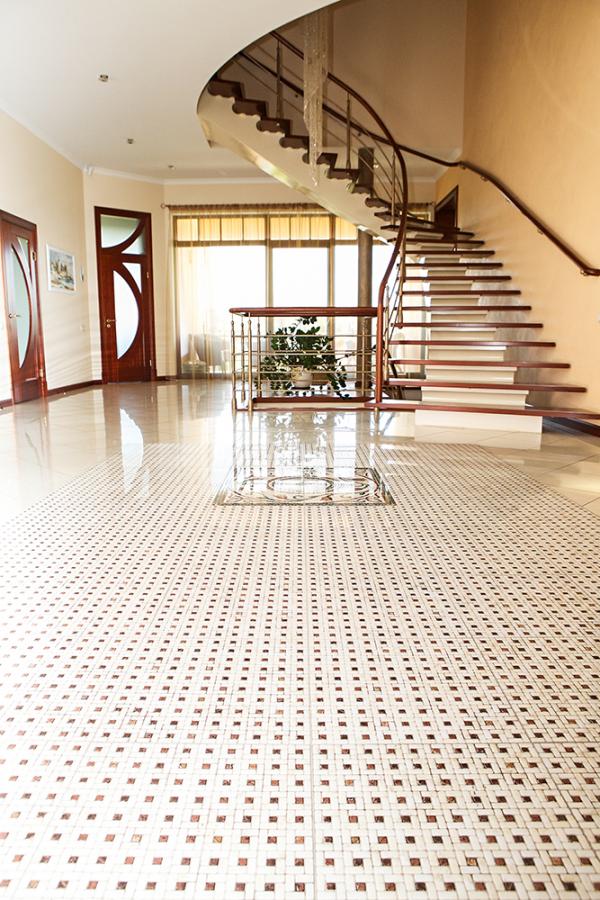 On the shore of the lake  for sale A mansion with direct access to the lake.