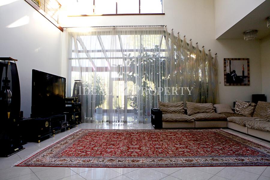 On the shore of the lake  for sale A mansion with direct access to the lake.