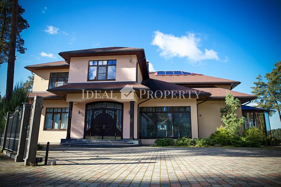 On the shore of the lake  for sale A mansion with direct access to the lake.