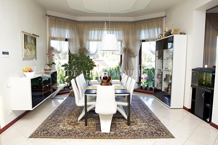 On the shore of the lake  for sale A mansion with direct access to the lake.