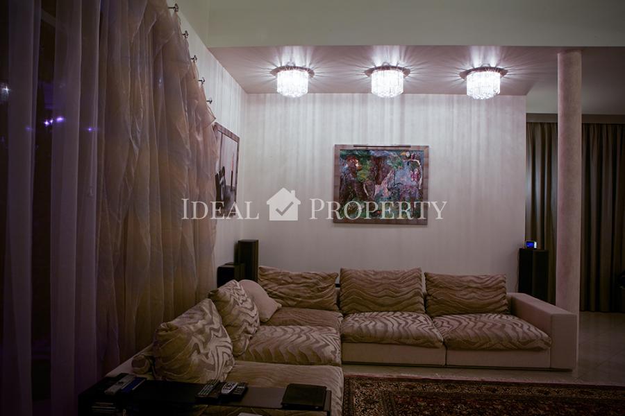 On the shore of the lake  for sale A mansion with direct access to the lake.