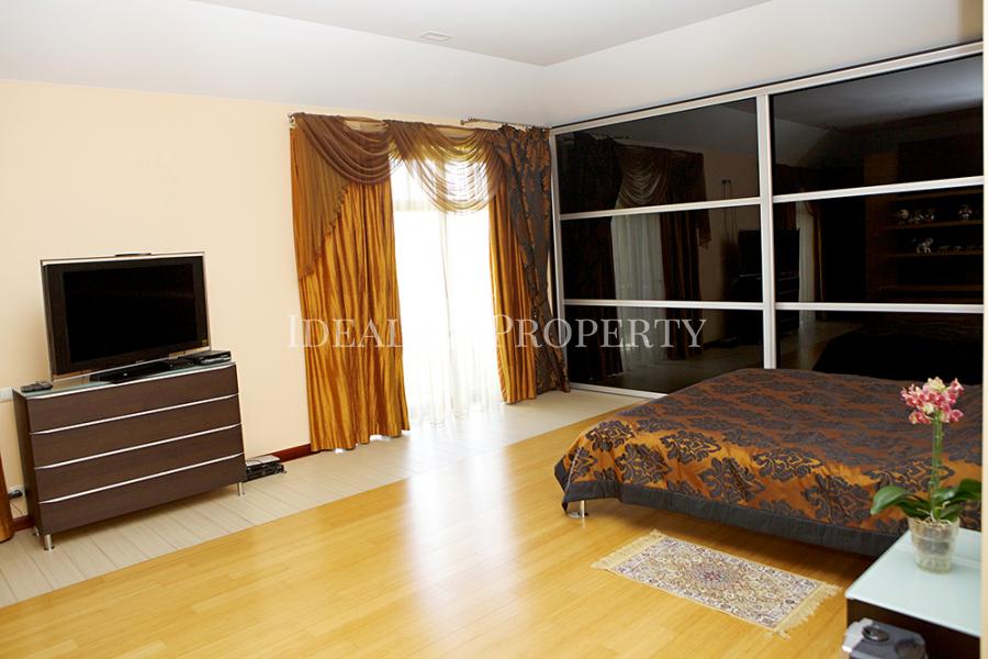 On the shore of the lake  for sale A mansion with direct access to the lake.