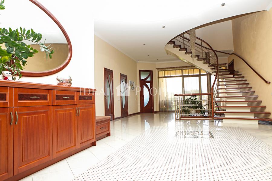 On the shore of the lake  for sale A mansion with direct access to the lake.