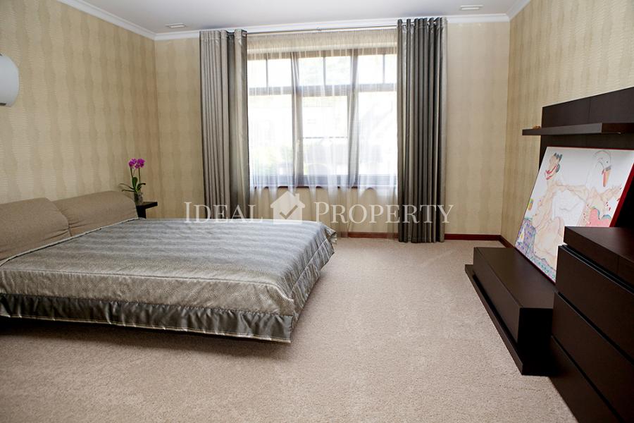 On the shore of the lake  for sale A mansion with direct access to the lake.