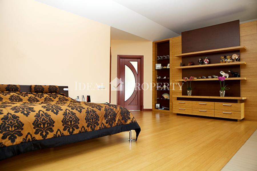 On the shore of the lake  for sale A mansion with direct access to the lake.