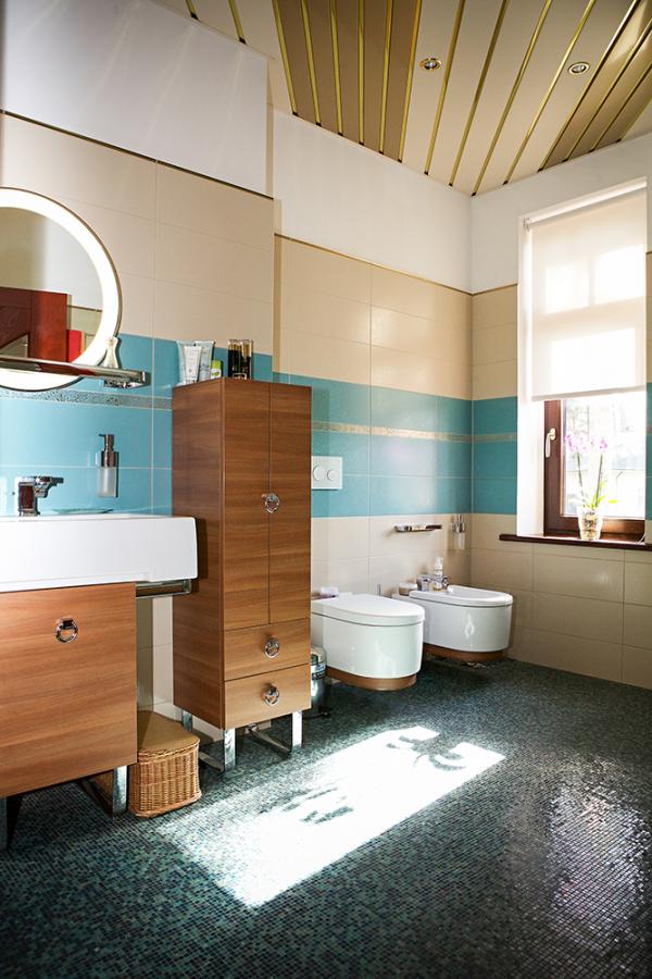 On the shore of the lake  for sale A mansion with direct access to the lake.