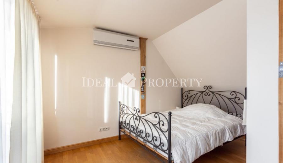 We offer for sale or rent an apartment in a quiet center, in embassy area.