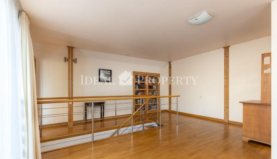 We offer for sale or rent an apartment in a quiet center, in embassy area.