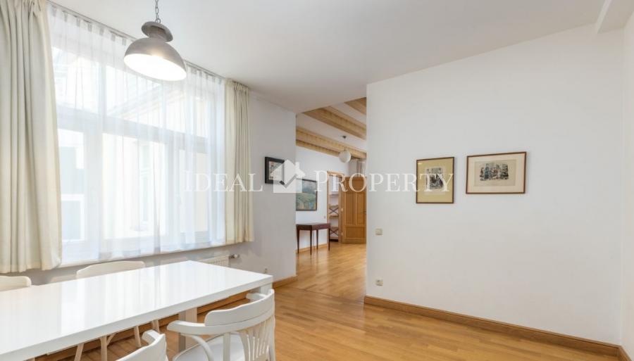 We offer for sale or rent an apartment in a quiet center, in embassy area.