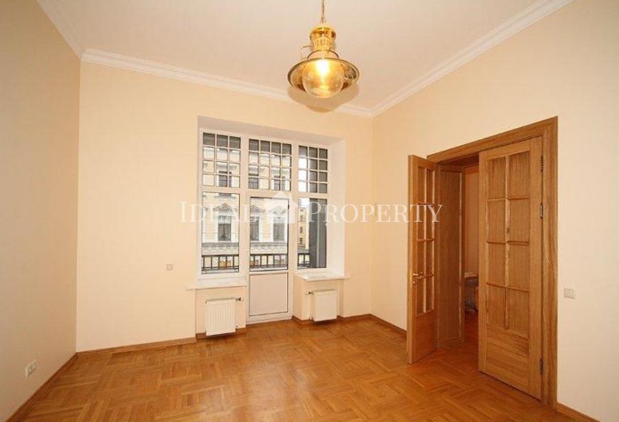 For rent a spacious and beautiful apartment in a prestigious house.