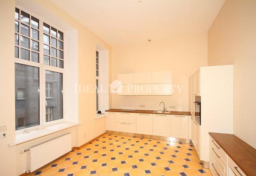 For rent a spacious and beautiful apartment in a prestigious house.