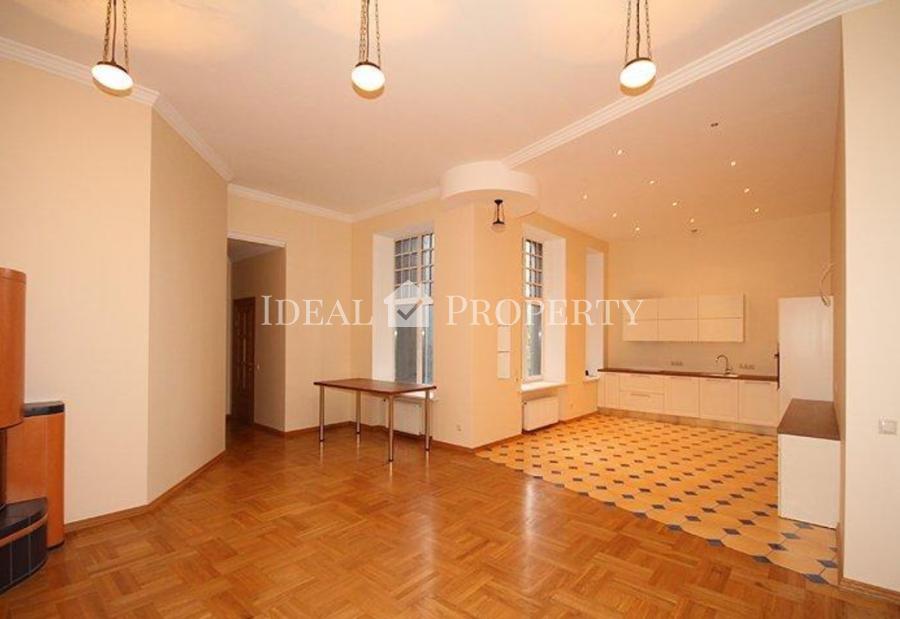 For rent a spacious and beautiful apartment in a prestigious house.