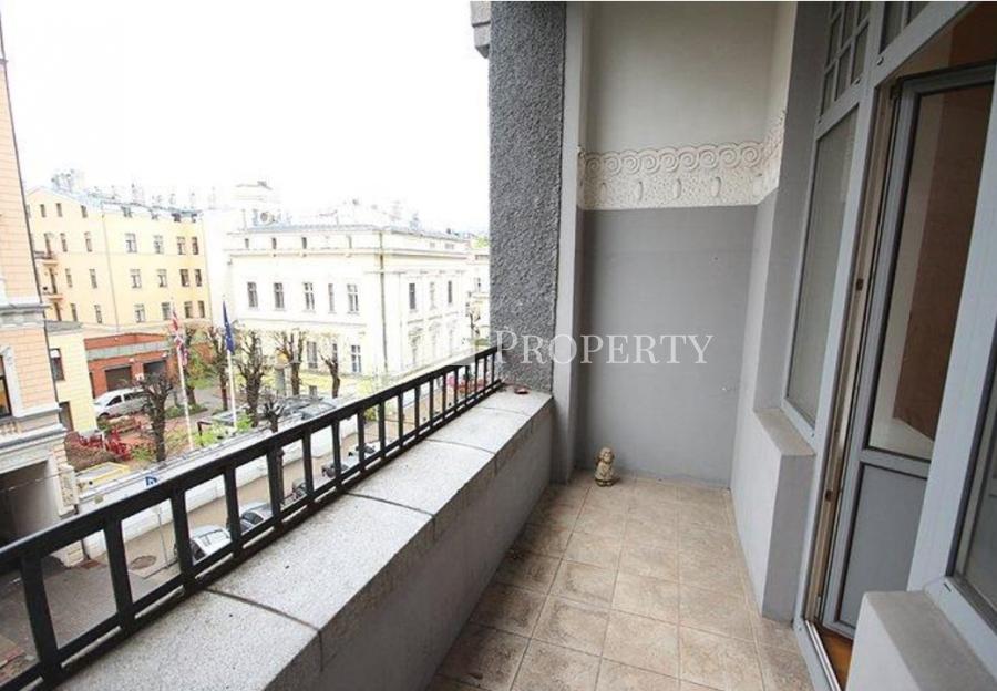 For rent a spacious and beautiful apartment in a prestigious house.