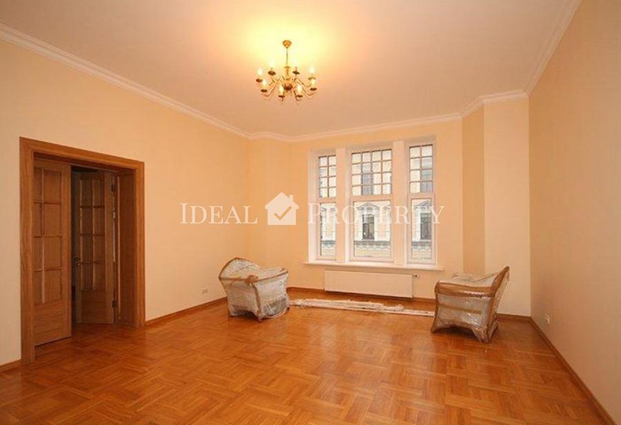 For rent a spacious and beautiful apartment in a prestigious house.