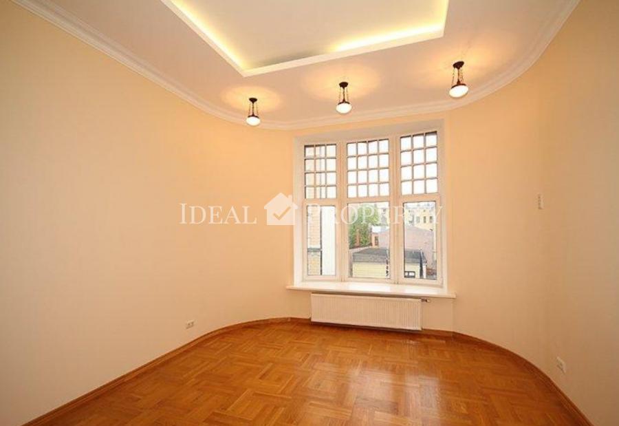 For rent a spacious and beautiful apartment in a prestigious house.