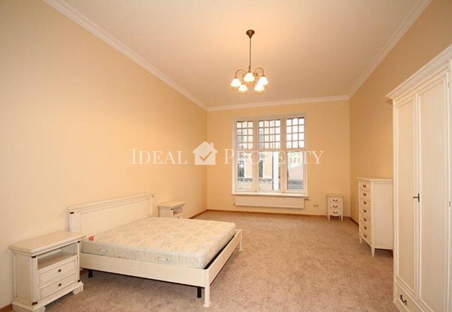 For rent a spacious and beautiful apartment in a prestigious house.