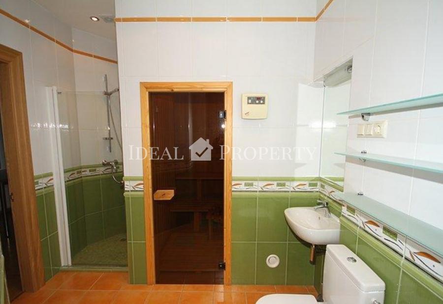 For rent a spacious and beautiful apartment in a prestigious house.