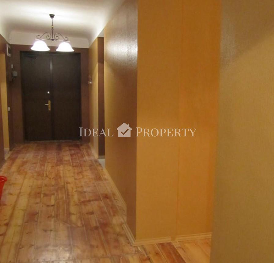 For rent  8 room flat in Embassy area, near Old town. 