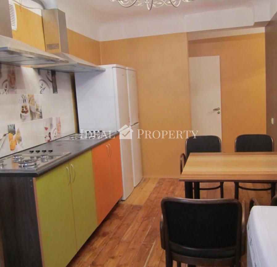 For rent  8 room flat in Embassy area, near Old town. 